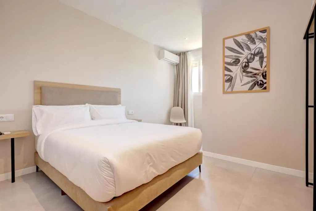 Superior Double Room – Explore Hostal Puerta Almar: Your Oasis for Relaxation and Comfort