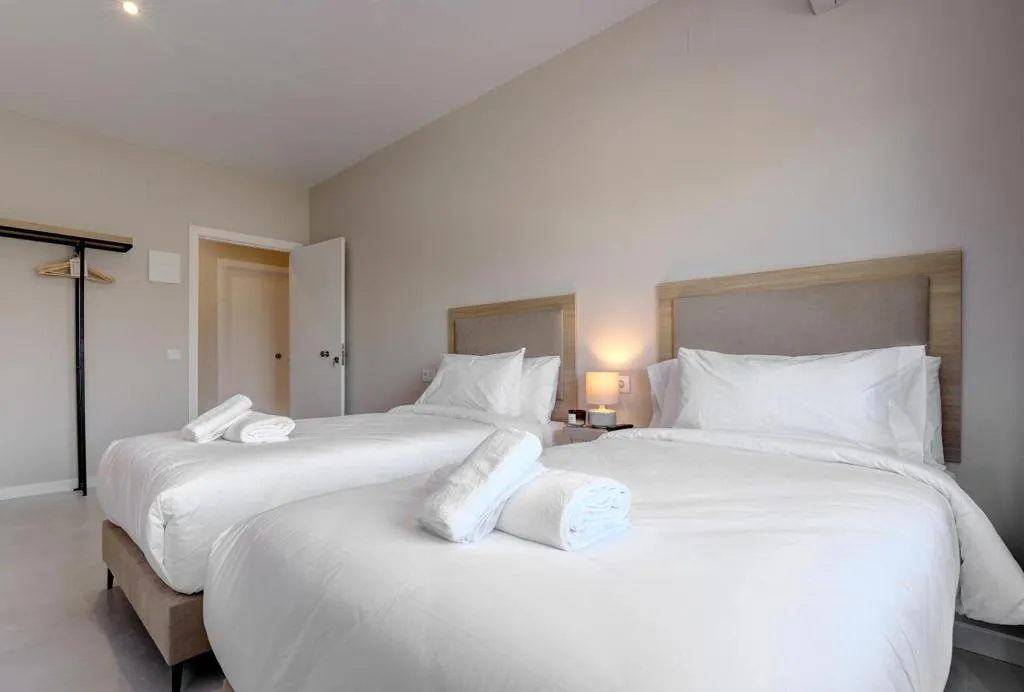 Twin Room – Explore Hostal Puerta Almar: Your Oasis for Relaxation and Comfort